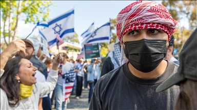 İsrail yanlısı protestocular, California Üniversitesi'ndeki Filistin'e destek gösterisine müdahale etti
