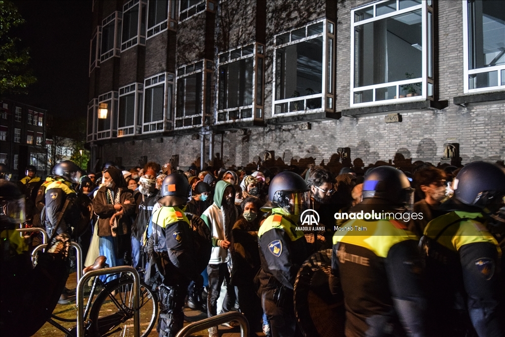 Amsterdam Üniversitesi'ndeki Filistin'e destek gösterisine 16 saatin ardından polis müdahale etti