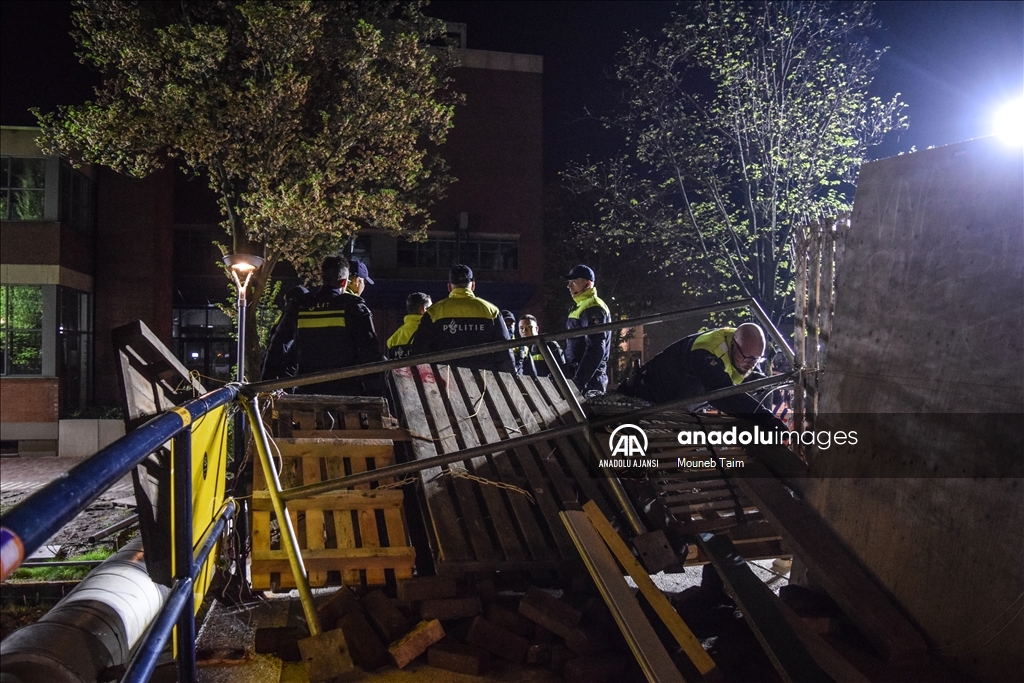 Amsterdam Üniversitesi'ndeki Filistin'e destek gösterisine 16 saatin ardından polis müdahale etti