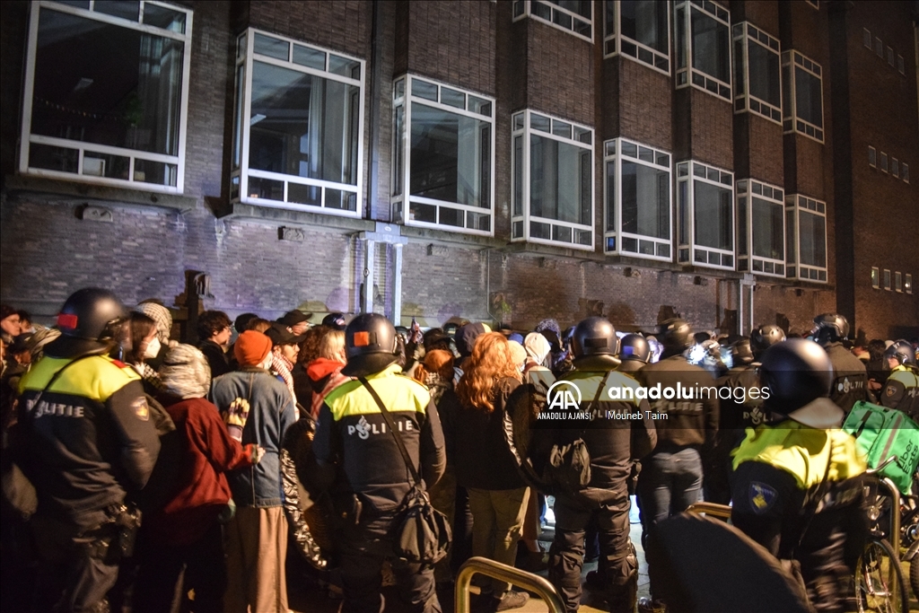 Amsterdam Üniversitesi'ndeki Filistin'e destek gösterisine 16 saatin ardından polis müdahale etti