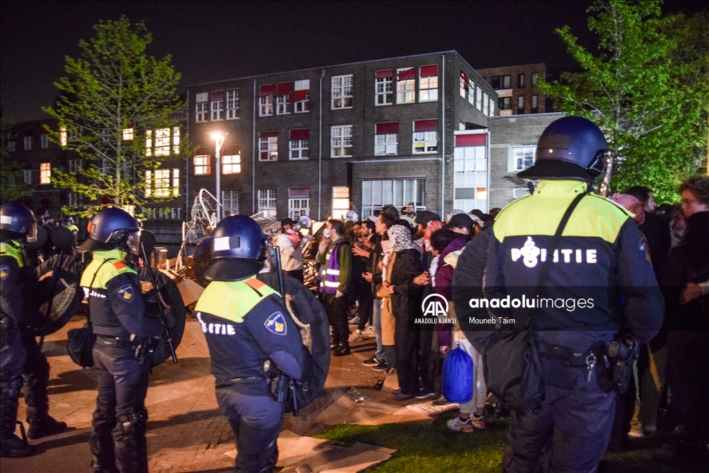 Amsterdam Üniversitesi'ndeki Filistin'e destek gösterisine 16 saatin ardından polis müdahale etti