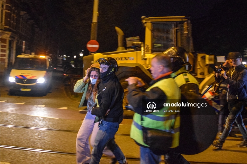 Amsterdam Üniversitesi'ndeki Filistin'e destek gösterisine 16 saatin ardından polis müdahale etti