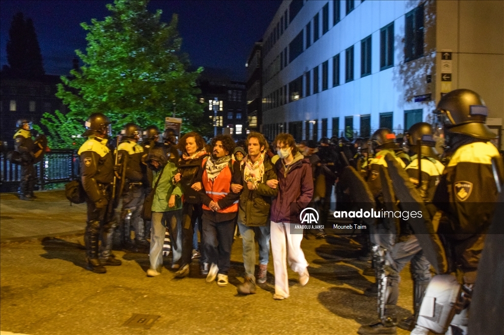 Amsterdam Üniversitesi'ndeki Filistin'e destek gösterisine 16 saatin ardından polis müdahale etti