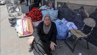 Refah'ın doğusundaki mahallelerde yaşayan Filistinliler, güvenli bölgelere göç etti