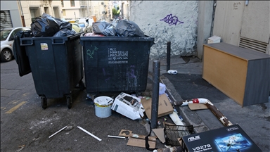 Marsilya sokaklarında çöpler birikiyor