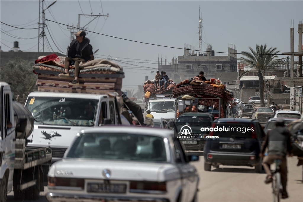 Palestinians leave their homes after increasing Israeli airstrikes in Rafah