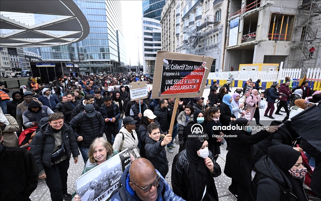 Belçika'da yıllardır yasal belgesi olmadan yaşayan "kağıtsızlar" hükümeti protesto etti