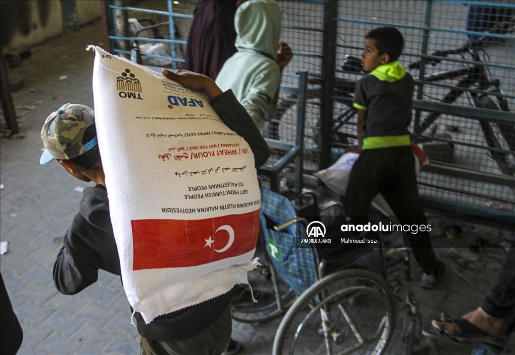 AFAD, gıda krizinin yaşandığı Gazze'de Filistinlilere un dağıttı