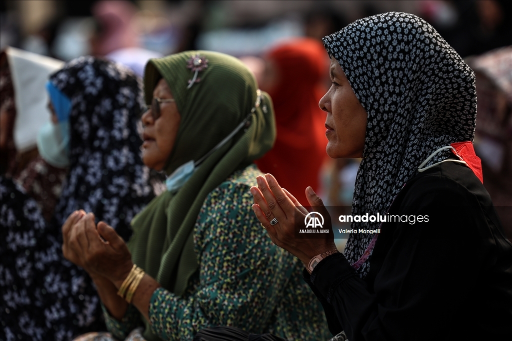 Tayland kavurucu sıcaklıkların etkisindeyken Taylandlı Müslümanlar yağmur duasına çıktı