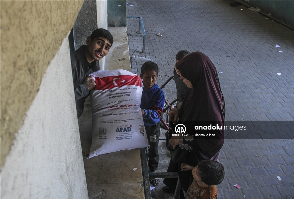 AFAD, gıda krizinin yaşandığı Gazze'de Filistinlilere un dağıttı