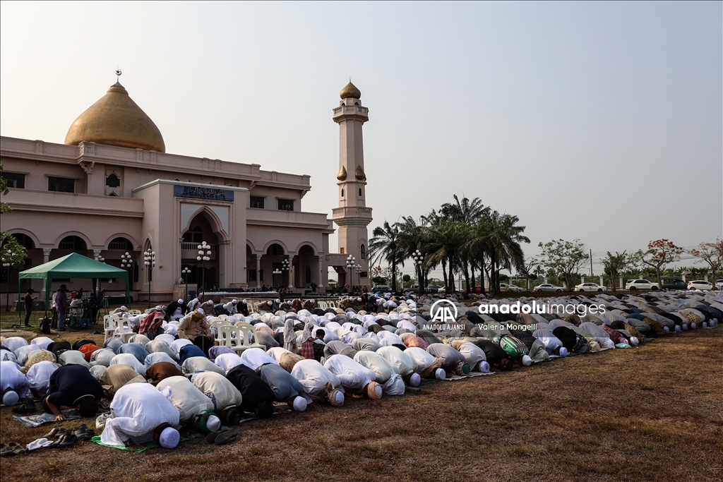 Tayland kavurucu sıcaklıkların etkisindeyken Taylandlı Müslümanlar yağmur duasına çıktı