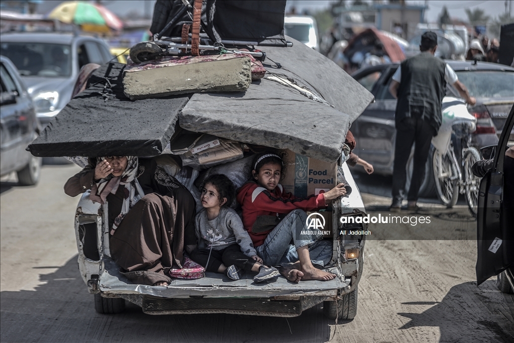 Palestinians leave their homes after increasing Israeli airstrikes in Rafah