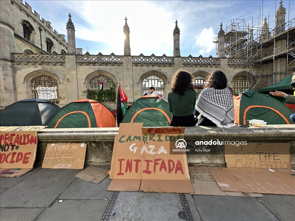 Cambridge'de üniversite öğrencileri Filistin'e destek gösterisi düzenledi