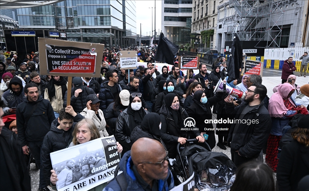 Belçika'da yıllardır yasal belgesi olmadan yaşayan "kağıtsızlar" hükümeti protesto etti