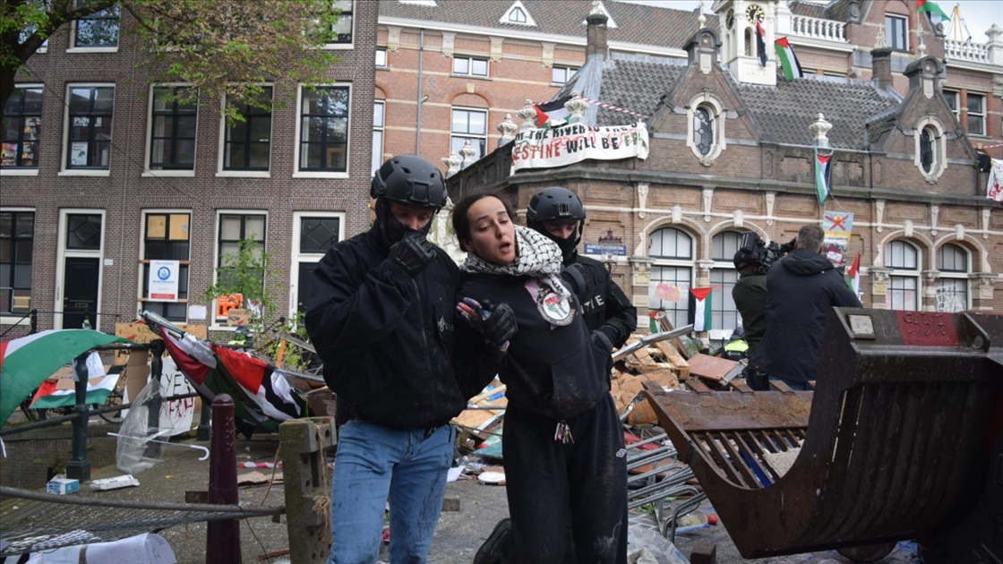 Amsterdam Üniversitesi'nde devam eden Filistin'e destek gösterilerine polis müdahalesi