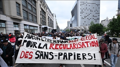 Belçika'da yıllardır yasal belgesi olmadan yaşayan "kağıtsızlar" hükümeti protesto etti