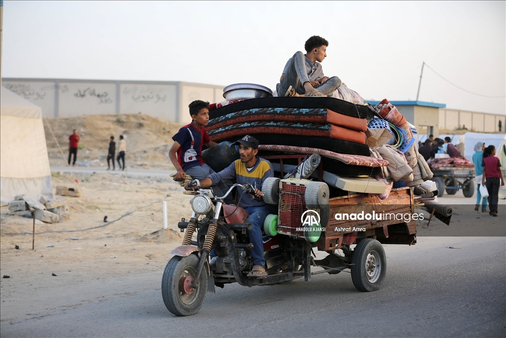 Filistinliler, İsrail'in kara operasyonu sebebiyle Refah'tan göç etmeye devam ediyor