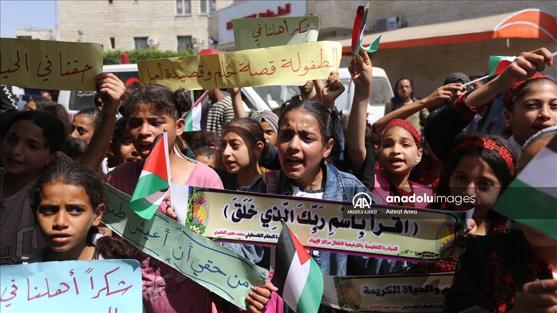 Filistinli öğrenciler okullarının yeniden açılması talebiyle gösteri düzenledi