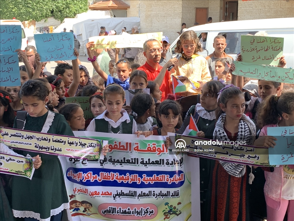 Filistinli öğrenciler okullarının yeniden açılması için gösteri düzenledi