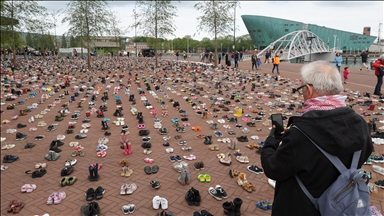 İsrail saldırılarında Filistinlileri anmak için Amsterdam'da binlerce ayakkabı bırakıldı