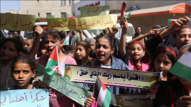 Filistinli öğrenciler okullarının yeniden açılması için gösteri düzenledi