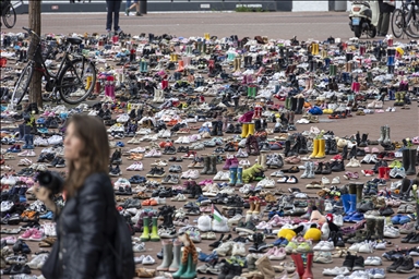 У офиса Booking.com в Амстердаме оставили тысячи пар обуви в память об убитых Израилем палестинцах