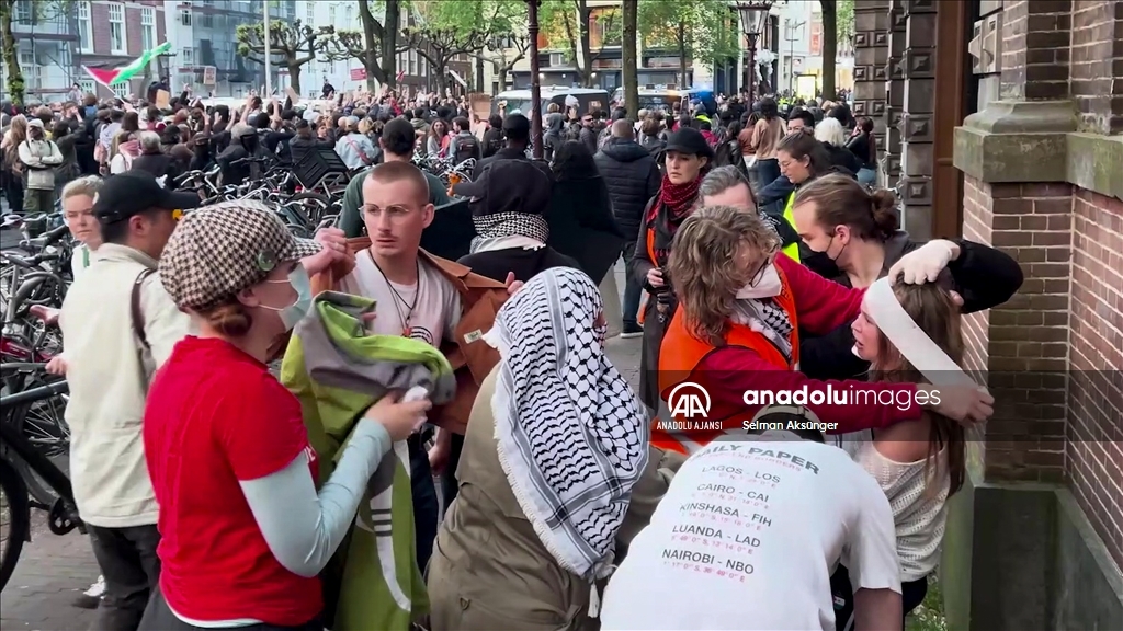 Üniversitelerde toplanmalarına izin verilmeyen Filistin yanlısı öğrenciler şehir merkezine yürüdü