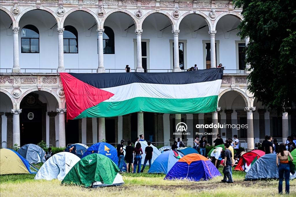 İtalya'da üniversite öğrencileri Filistin'e destek gösterisi düzenledi