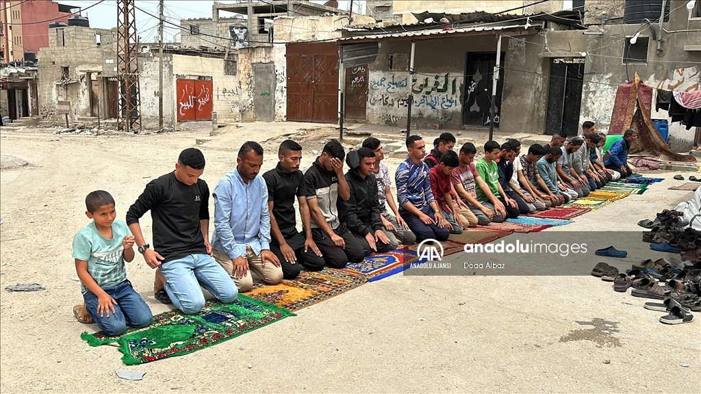 İsrail'in saldırıları altındaki Refah'ta cuma namazı