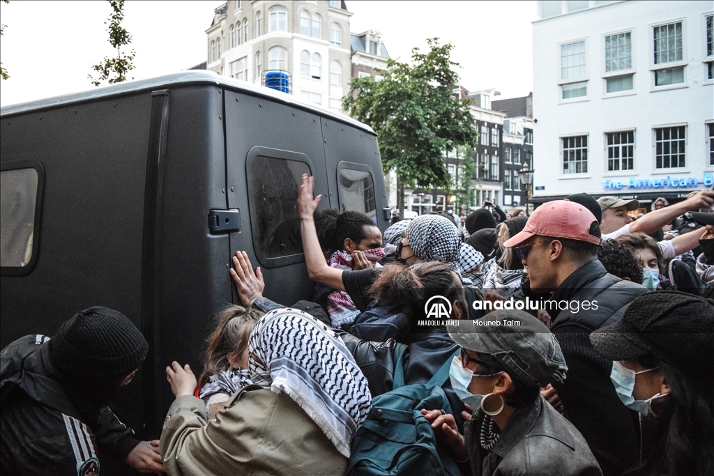 Hollanda'da üniversitede toplanmalarına izin verilmeyen Filistin destekçileri yürüyüş yaptı