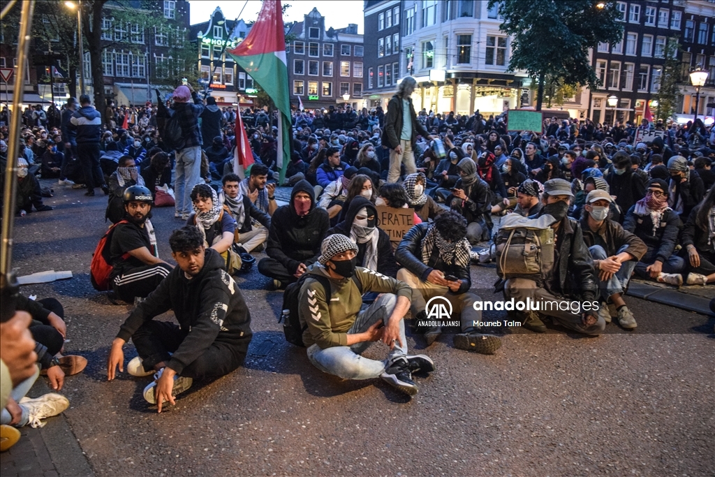 Hollanda'da üniversitede toplanmalarına izin verilmeyen Filistin destekçileri yürüyüş yaptı