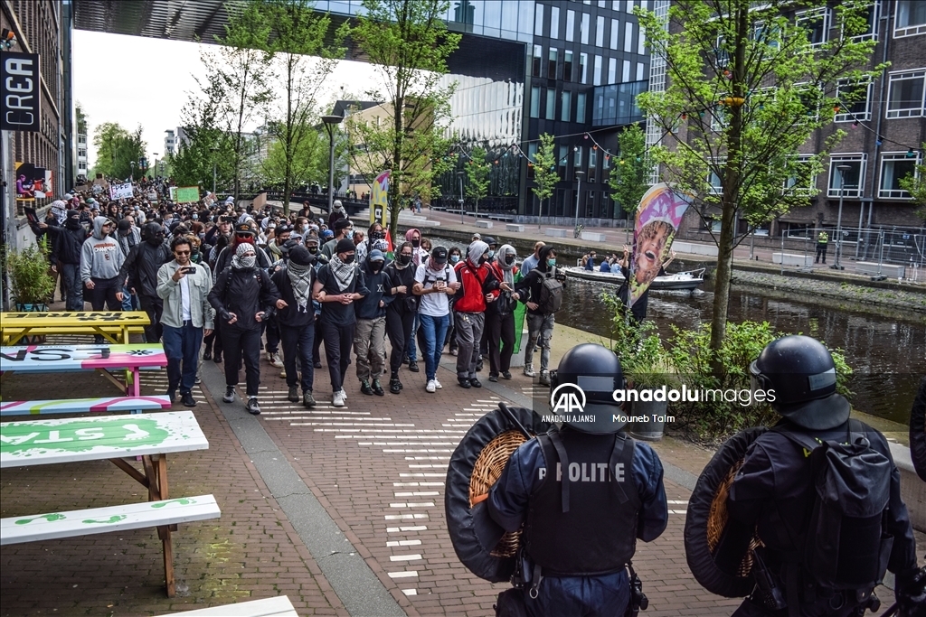 Hollanda'da üniversitede toplanmalarına izin verilmeyen Filistin destekçileri yürüyüş yaptı