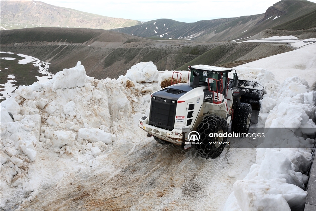 Bitlis'te Nemrut Krater Gölü'nün yolu ulaşıma açıldı