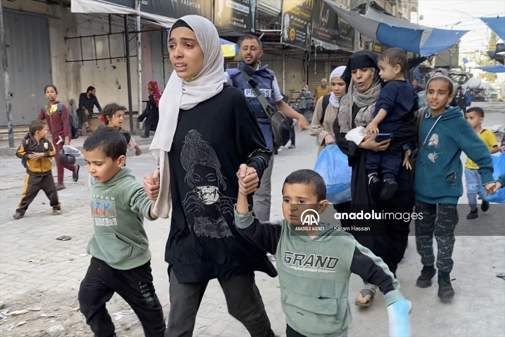 Палестинцы покидают лагерь Джебалия под израильскими обстрелами