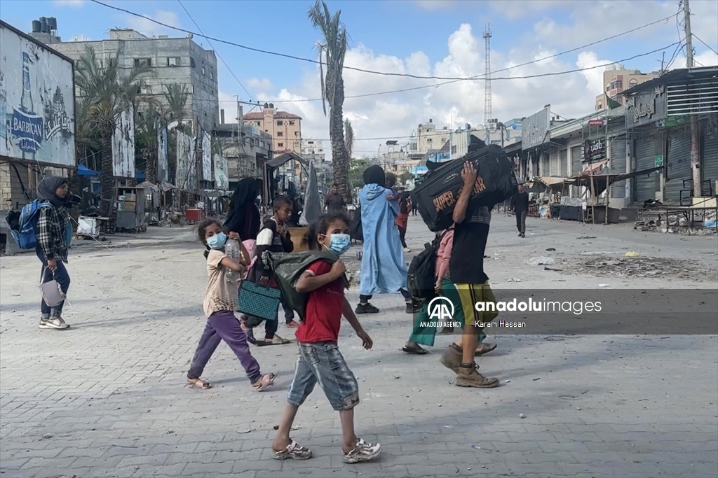 Палестинцы покидают лагерь Джебалия под израильскими обстрелами
