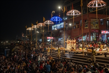 Сотни индуистов собрались на вечернюю молитву на берегу реки Ганг