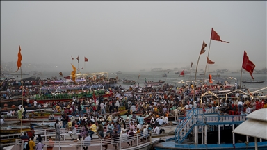 Ganj Nehri kıyısında toplanan yüzlerce Hindu akşam duasına katıldı
