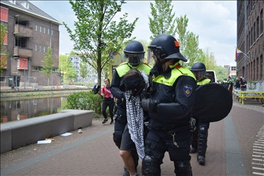 Полиция Нидерландов продолжает задерживать пропалестинских сторонников в Амстердамском университете