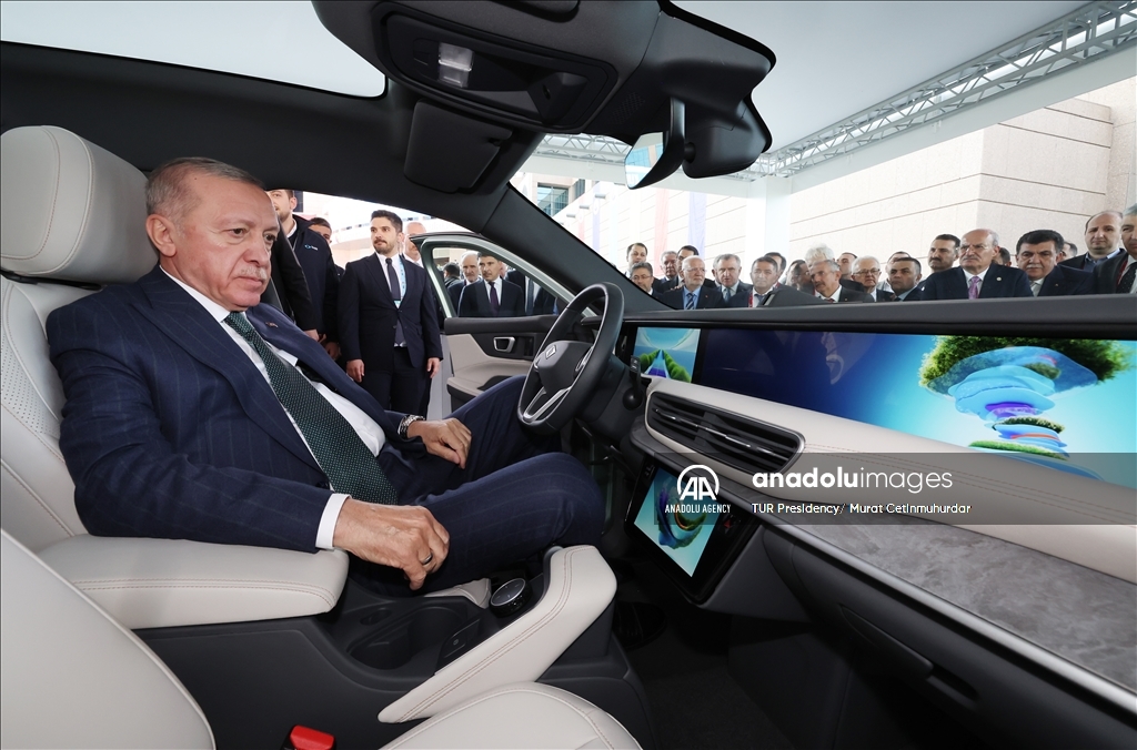 الرئيس أردوغان يتفحص النموذج الجديد لسيارة "توغ" المحلية