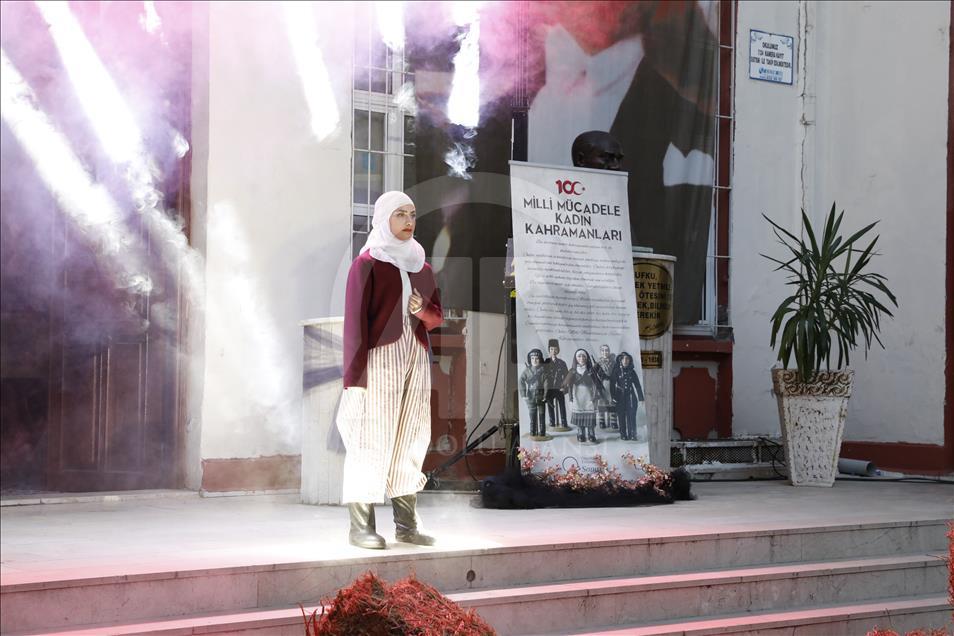 Samsun'da Milli Mücadele'nin kadın kahramanlarının yeniden tasarlanan kıyafetleri defilede sergilendi