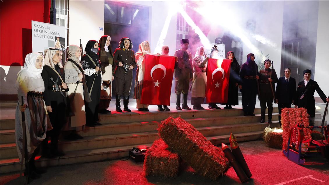 Samsun'da Milli Mücadele'nin kadın kahramanlarının yeniden tasarlanan kıyafetleri defilede sergilendi