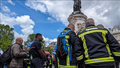 Paris'te itfaiyeciler çalışma koşullarını protesto etti