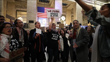 Öğretim üyeleri Gazze'de ateşkes talep etmek için New York Grand Central Terminali'nde toplandı