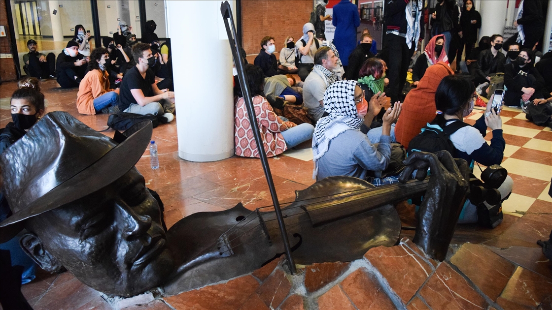 Hollanda'da öğrencilere copla ve atlı polislerle müdahale edildi