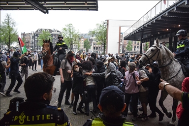 Студентов в Нидерландах разогнали дубинками с привлечением конной полиции