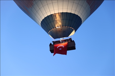 В Каппадокии взлетели воздушные шары с турецким флагом