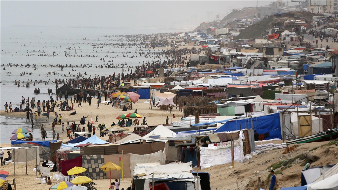 Savaşın gölgesindeki Gazzeliler 'nefes almak için' sahile akın etti