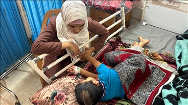 İsrail saldırısında başından yaralanan Filistinli çocuk, tedavi olmayı bekliyor