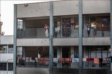Палестинцы, бежавшие из города Рафах в Хан-Юнус на юге Газы, нашли укрытие в зданиях школ