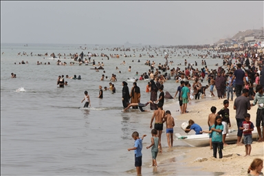 Жители сектора Газа стекаются к берегу, чтобы «отдышаться»